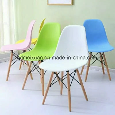 Chaises en plastique populaires de couleur bon marché avec pieds en bois (M